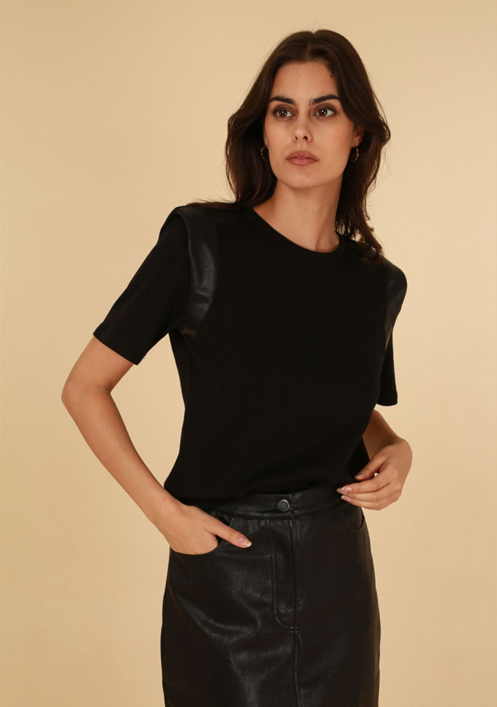 ♡ T-Shirt mit Lederoptik-Applikationen