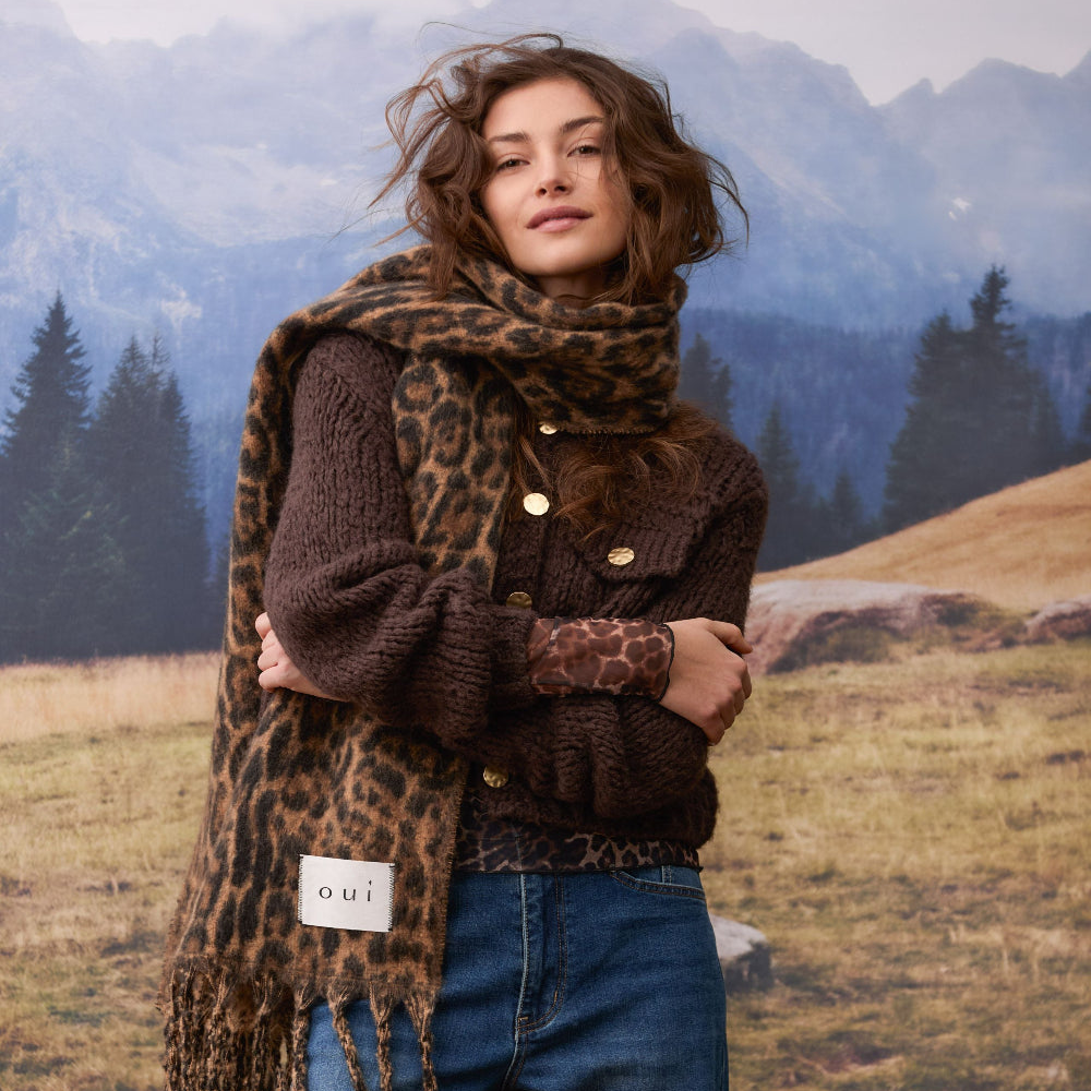Leo-Schal mit brauner Jacke – Neuheiten bei MOOI Berlin