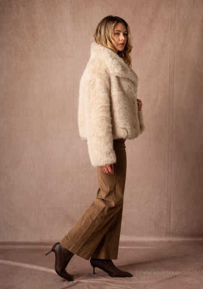 ♡ Kurze Kunstpelz-Jacke mit Kragen