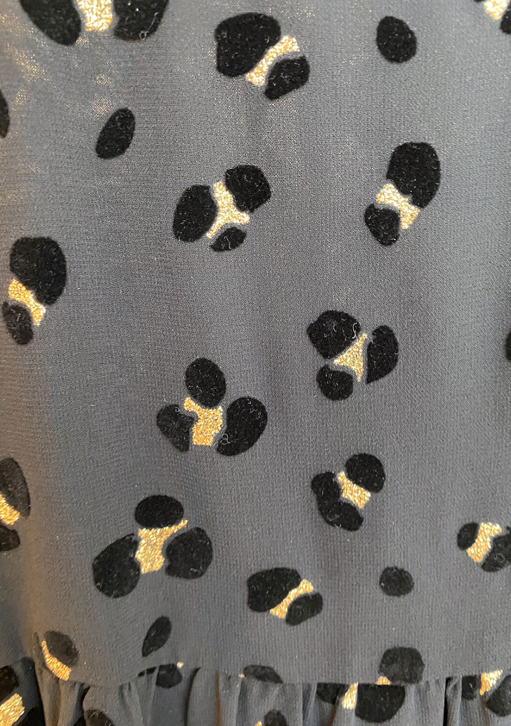 ♡ Minikleid, Leo, Samtdetails