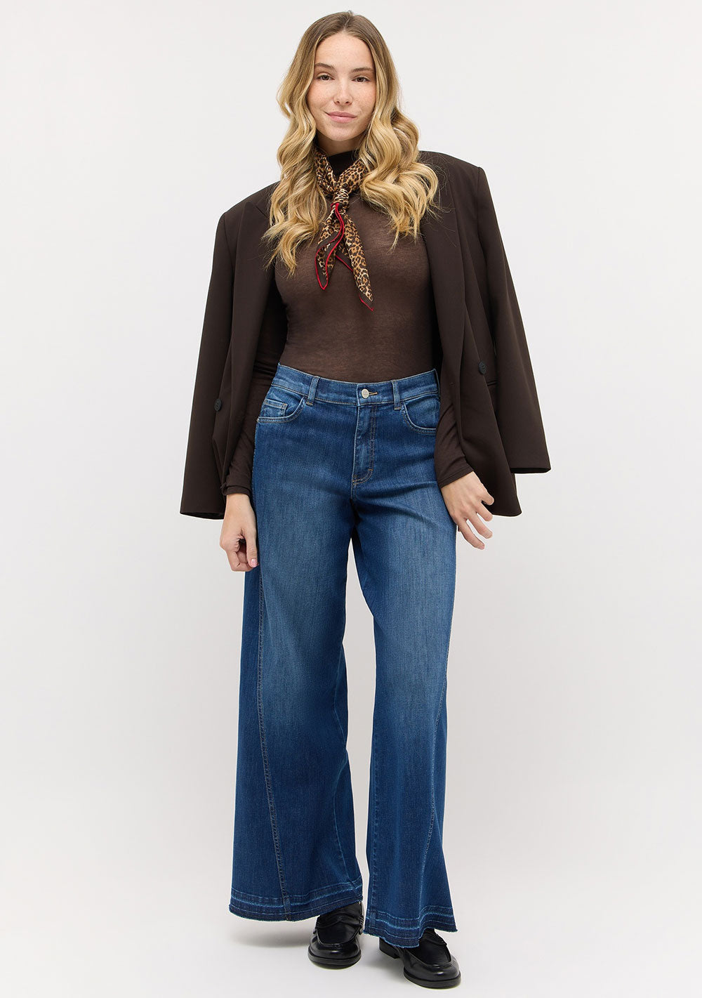♡ Jeans mit extra weitem Bein und Naht