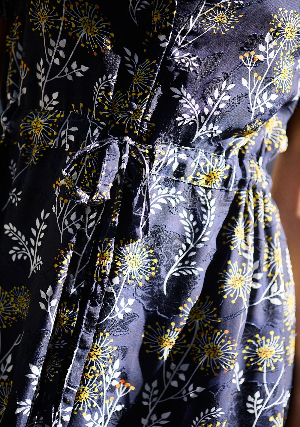 ♡ Tailliertes Kleid mit Blumenmuster