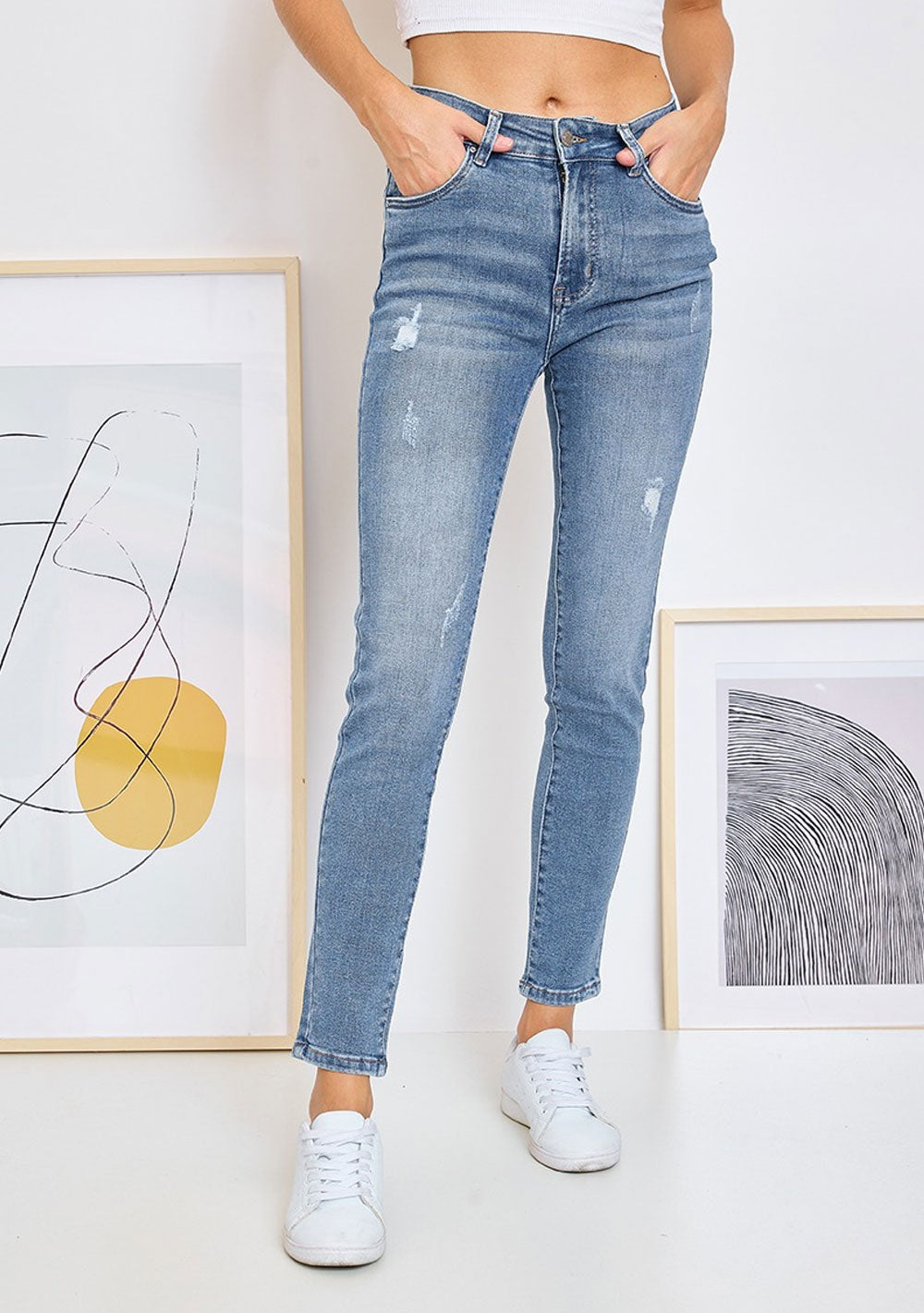 ♡ Halbhohe Jeans mit schmalem Bein und Rissen