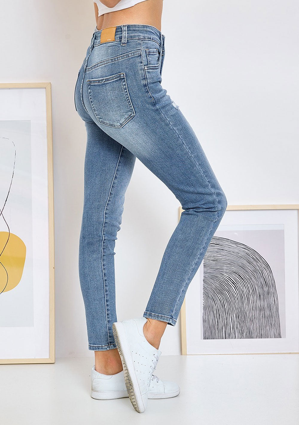 ♡ Halbhohe Jeans mit schmalem Bein und Rissen